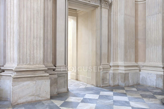 Шейббі дверний проріз і коридор всередині старенької будівлі з декоративними мармуровими стінами і плиткою підлоги — стокове фото