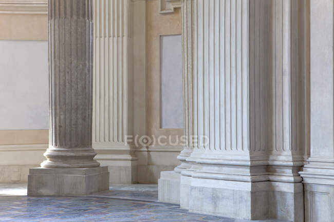 Parede rasgada e corredor dentro do edifício envelhecido com paredes de mármore ornamentais e piso em azulejos — Fotografia de Stock