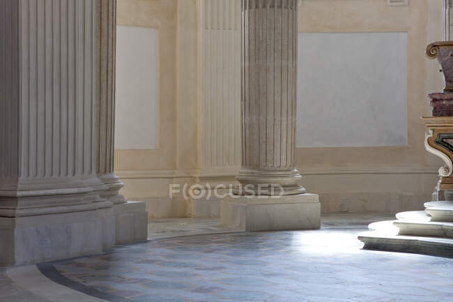 Parete squallida e corridoio all'interno di un edificio invecchiato con pareti in marmo ornamentale e pavimento piastrellato — Foto stock