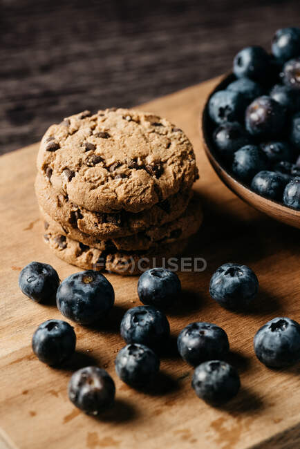 Чорниця і печиво на дерев'яній дошці — стокове фото