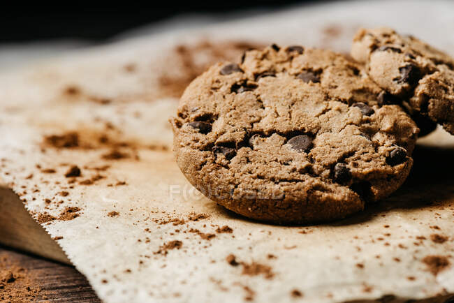 Gustosi biscotti al cioccolato sul tavolo di legno — Foto stock