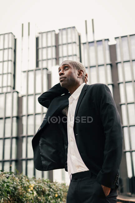 Empreendedor negro caminhando no caminho na cidade — Fotografia de Stock