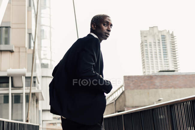 Entrepreneur noir marche sur le chemin de la ville — Photo de stock