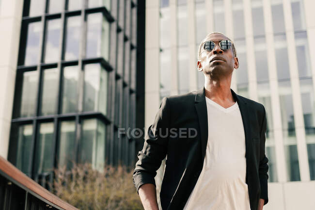 Stilvoller schwarzer Geschäftsmann auf der Straße — Stockfoto