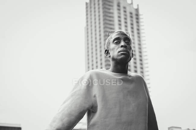 Trendy uomo afroamericano a piedi sulla strada della città — Foto stock