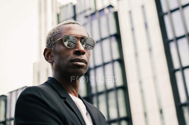 Homem de negócios preto elegante na rua — Fotografia de Stock