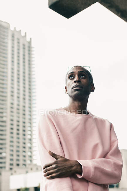 Тендітний афроамериканець, що йде по міській вулиці — стокове фото