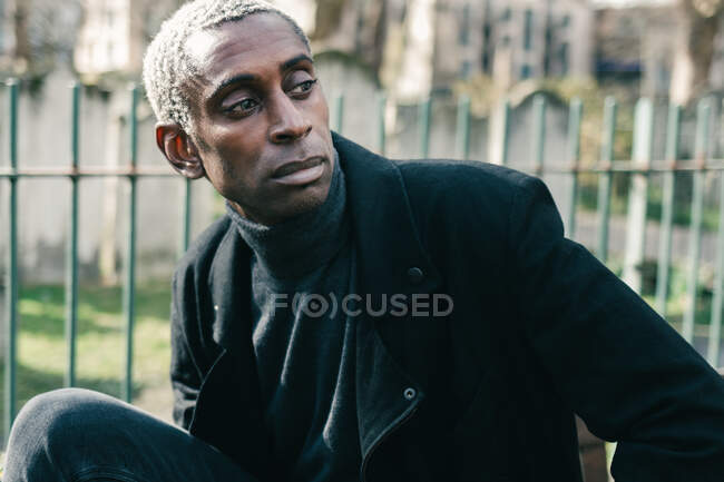 Homem afro-americano na moda no parque — Fotografia de Stock