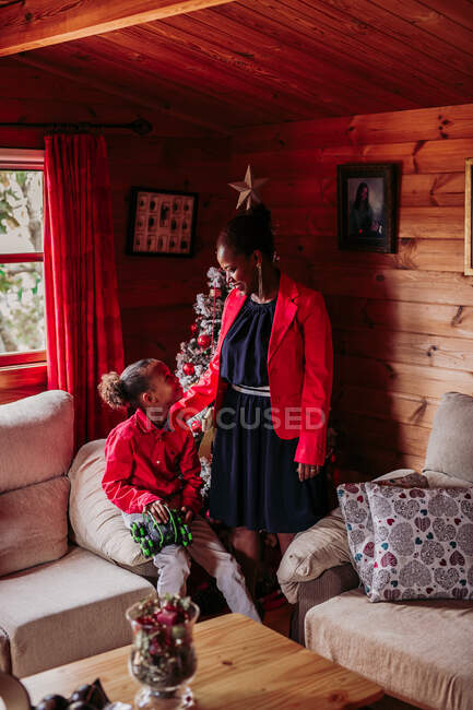 Donna felice con sua figlia a casa — Foto stock