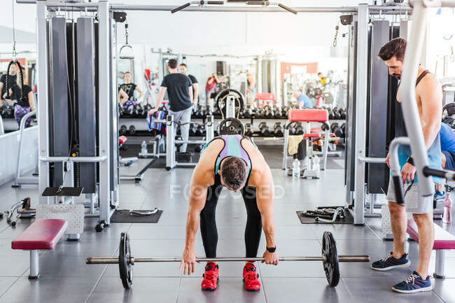 Adult muscular athlete doing exercise in gym — Stock Photo