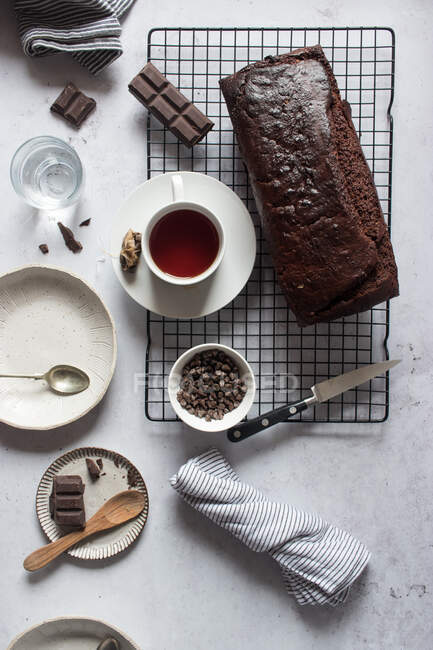 Délicieux gâteau et thé sur la table — Photo de stock