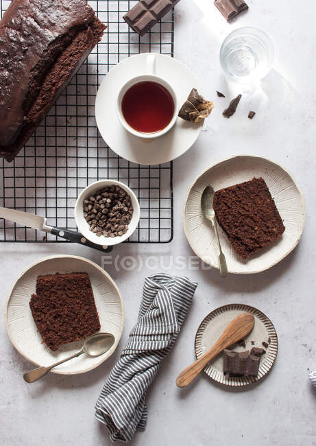 Delicioso pastel y té en la mesa - foto de stock