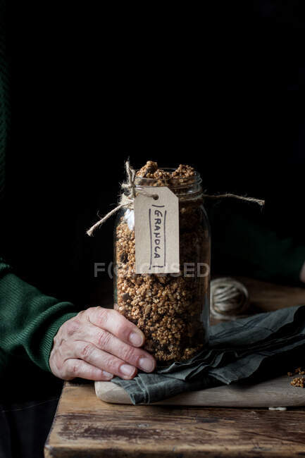 Mujer de la cosecha con tarro de granola - foto de stock