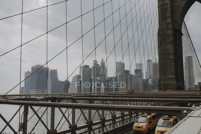 Сучасне місто з хмарочосами і мостом — стокове фото