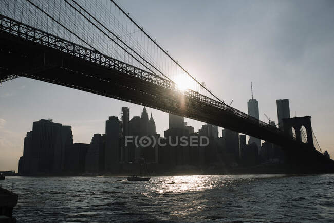 A paisagem urbana moderna com ponte sobre o rio à noite — Fotografia de Stock