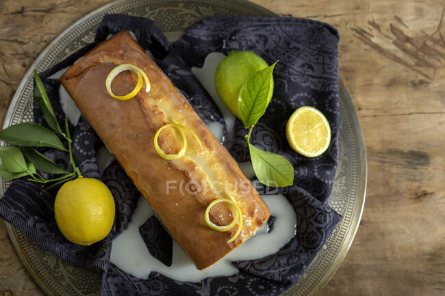 Von oben hausgemachte leckere Zitronenkuchen mit Glasur überzogen — Stockfoto