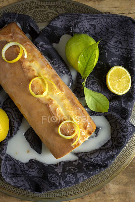 Сверху домашний вкусный лимонный торт, покрытый глазурью — стоковое фото