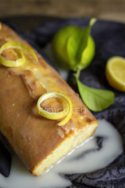 De cima caseiro delicioso bolo de limão coberto com esmalte — Fotografia de Stock