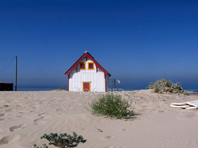 Small house on seashore with blue sky — Stock Photo