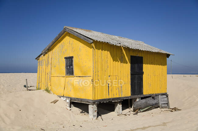 Petite maison au bord de la mer avec ciel bleu — Photo de stock