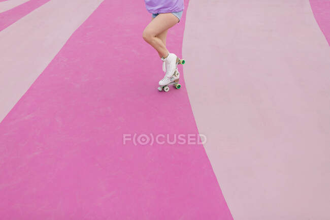 Elegante adolescente pattinaggio sul parco giochi — Foto stock