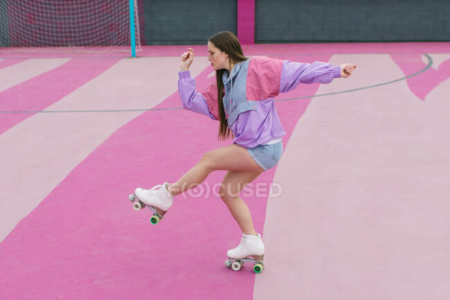 Elegante adolescente pattinaggio sul parco giochi — Foto stock