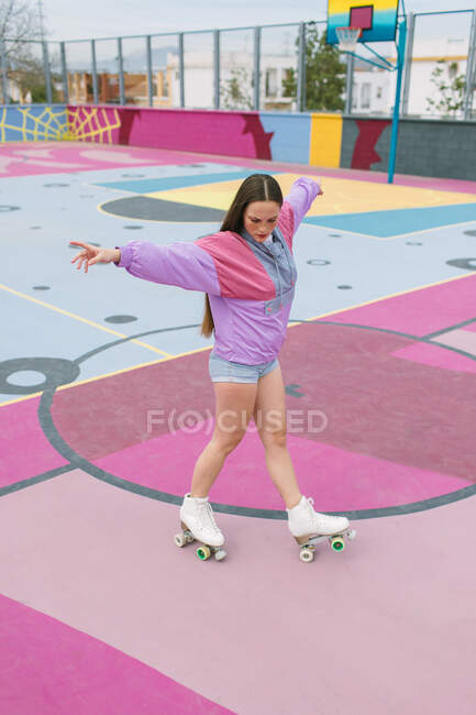 Elegante patinaje adolescente en el patio de recreo - foto de stock