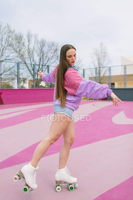 Stylischer Teenager skatet auf Spielplatz — Stockfoto