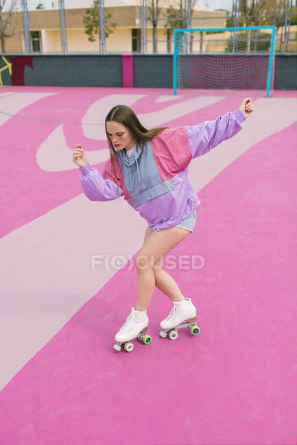 Elegante patinaje adolescente en el patio de recreo - foto de stock