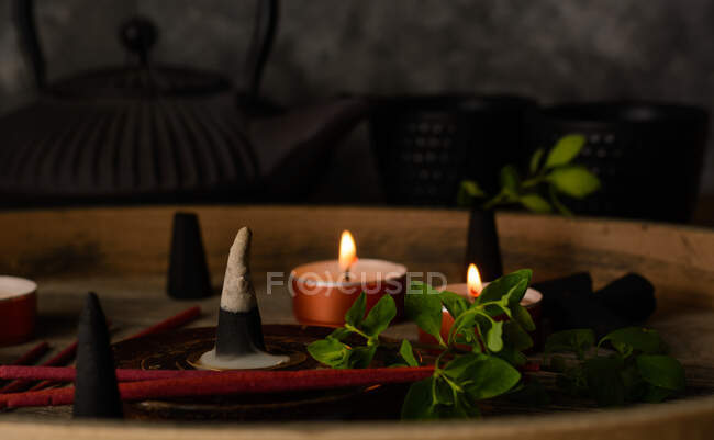 Composición de cono de incienso ardiente y velas - foto de stock