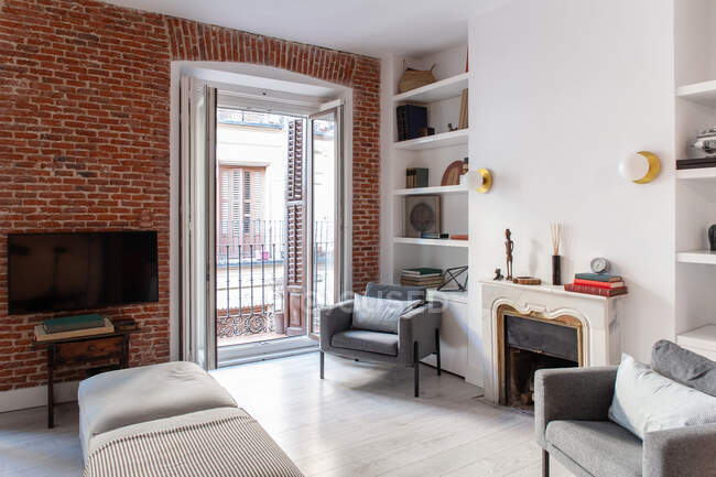 Accogliente soggiorno con poltrone e parete in mattoni — Foto stock