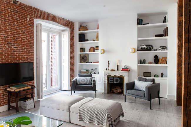 Aconchegante sala de estar com poltronas e parede de tijolo — Fotografia de Stock