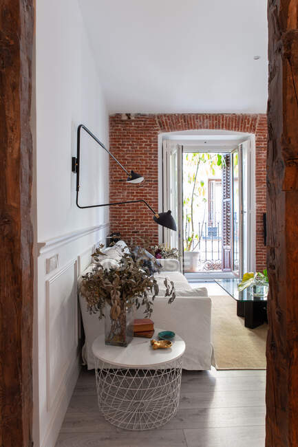 Accogliente soggiorno interno con muro di mattoni — Foto stock