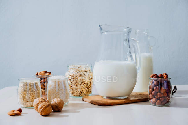 Ingredienti per la preparazione del latte vegano in tavola — Foto stock