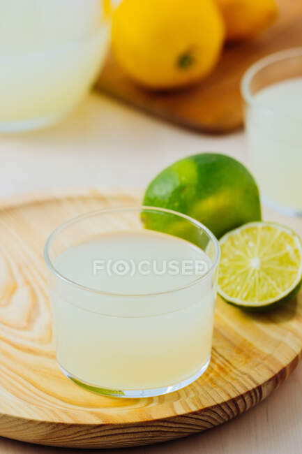 Limonada refrescante casera en vasos con lima fresca - foto de stock