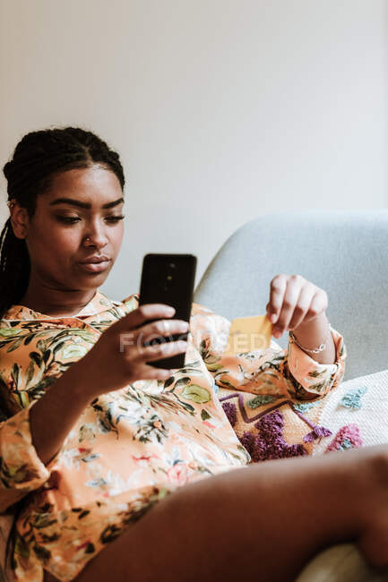 Этническая женщина делает покупки онлайн дома — стоковое фото
