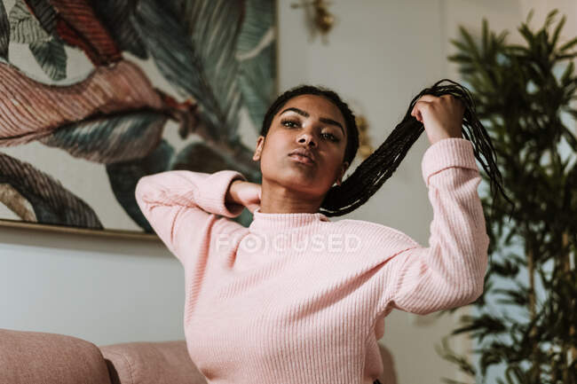 Gelangweilte junge Frau sitzt auf Sofa — Stockfoto