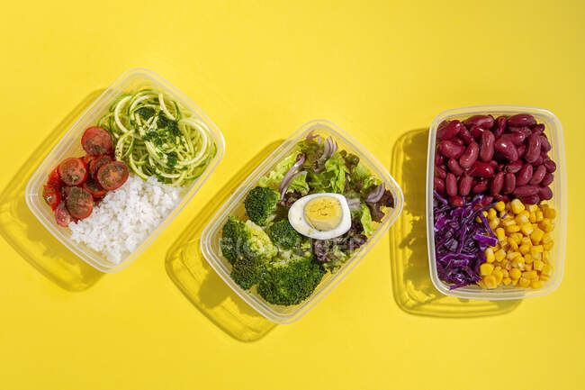 Домашняя веганская еда в коробках для обеда со здоровым овощем, свежим сверху. Концепция веганской еды. Здоровое питание. Плоский лежал. Вид сверху — стоковое фото