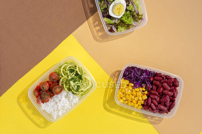 Домашня веганська їжа в обідніх коробках зі здоровим овочевим свіжим зверху. Концепція веганської їжі. Здорова їжа. Пласка лежала. Вид зверху — стокове фото
