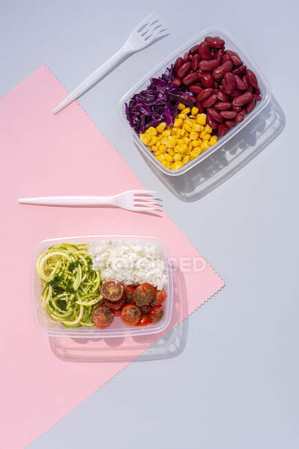 Homemade vegan food in lunch boxes with healthy vegetable fresh from above. Vegan food concept. Healthy food. Flat lay. Top view — Stock Photo