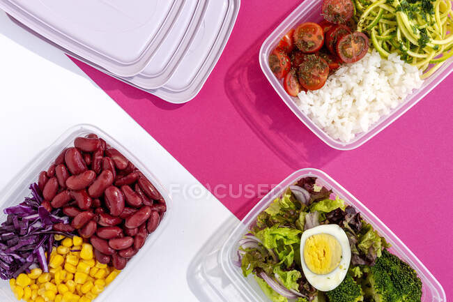 Homemade vegan food in lunch boxes with healthy vegetable fresh from above. Vegan food concept. Healthy food. Flat lay. Top view — Stock Photo