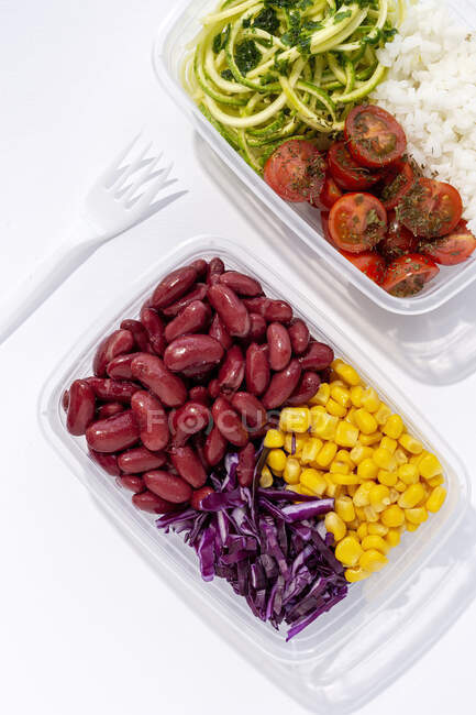 Aliments végétaliens faits maison dans des boîtes à lunch avec des légumes sains frais d'en haut. Concept alimentaire végétalien. Une nourriture saine. Pose plate. Vue du dessus — Photo de stock
