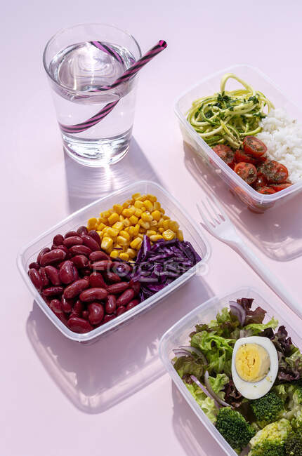Домашняя веганская еда в коробках для обеда со здоровым овощем, свежим сверху. Концепция веганской еды. Здоровое питание. Плоский лежал. Вид сверху — стоковое фото