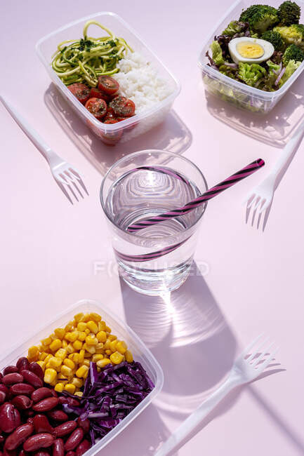 Comida vegan caseira em lancheiras com vegetais saudáveis frescos de cima. Conceito de comida Vegan. Comida saudável. Deitado. Vista superior — Fotografia de Stock