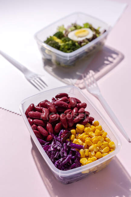 Aliments végétaliens faits maison dans des boîtes à lunch avec des légumes sains frais d'en haut. Concept alimentaire végétalien. Une nourriture saine. Pose plate. Vue du dessus — Photo de stock