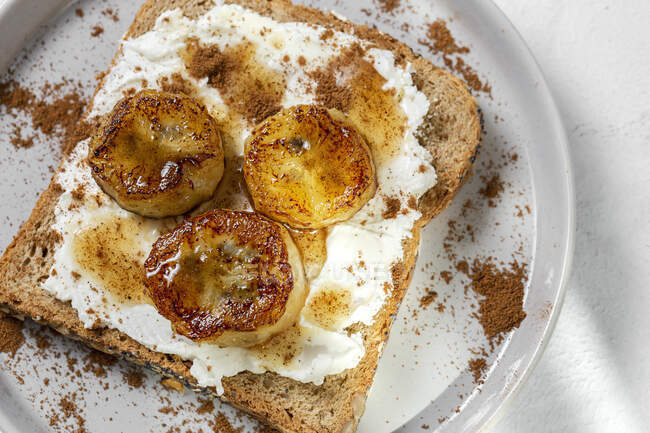 Homemade toasted bread with cream cheese, fried banana, honey and cinnamon.Vegetarian food.Healthy food concept. — Stock Photo