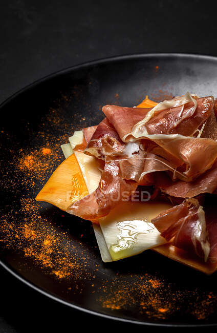 Pain grillé fait maison avec jambon et différents types de fromages sur fond sombre — Photo de stock