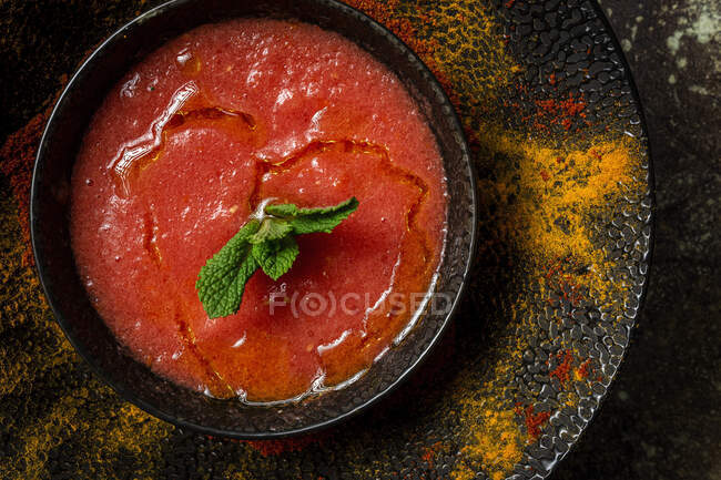 Sopa de tomate caseira saudável com pão, hortelã e azeite no fundo escuro de cima. Conceito de comida Vegan — Fotografia de Stock