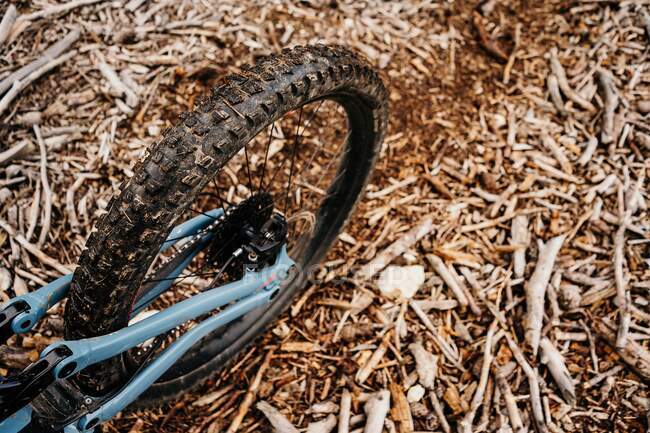 Bicicleta no chão no campo — Fotografia de Stock
