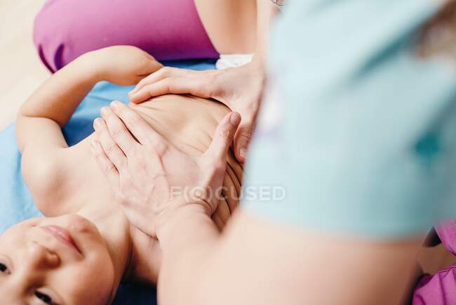 Enfermera examinando a un niño en la clínica - foto de stock